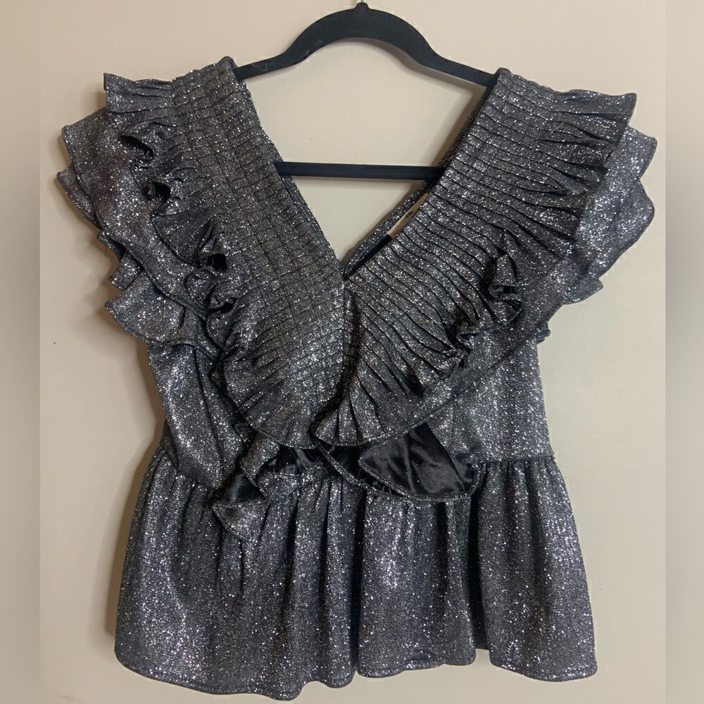 EUC Entro short black holiday sparkle top women’s size M